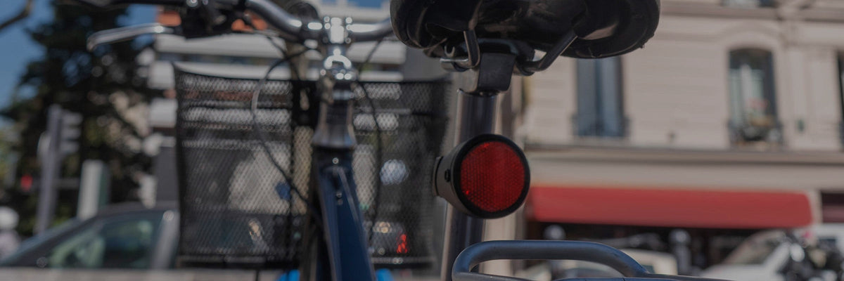 Bike Tracker Invoxia, traceur GPS vélo fixé sous la selle en ville