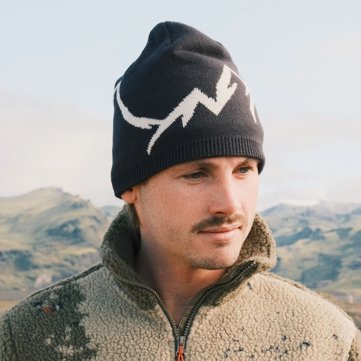 Bonnet imperméable porté en extérieur