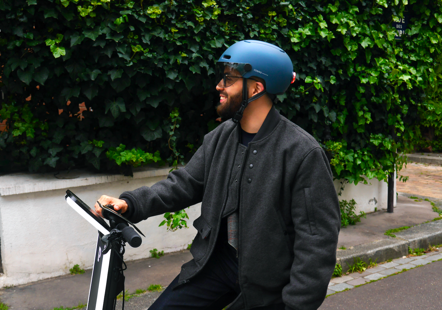 Cosmo Connected Cosmo Fusion Casque Intelligent Vélo et Trottinette avec Visière Unisex-Adult, Rubis Brillant, Taille Unique Cosmo Connected Cosmo Fusion Casque Intelligent Vélo et Trottinette avec Visière Unisex-Adult, Rubis Brillant, Taille Unique