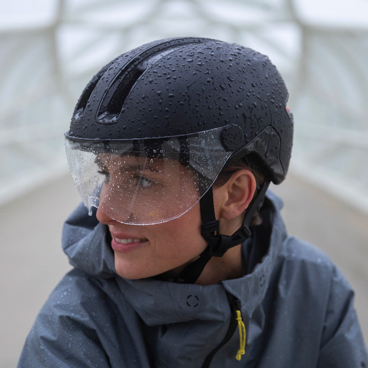 Casque ABUS HUD-Y ACE à visière porté sous la pluie
