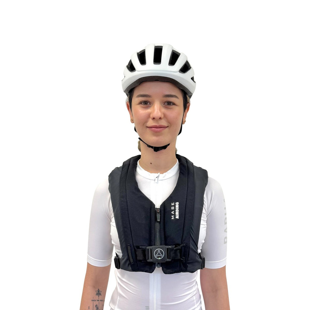 Airbag vélo MASE Airding Compact AirRide porté par une femme