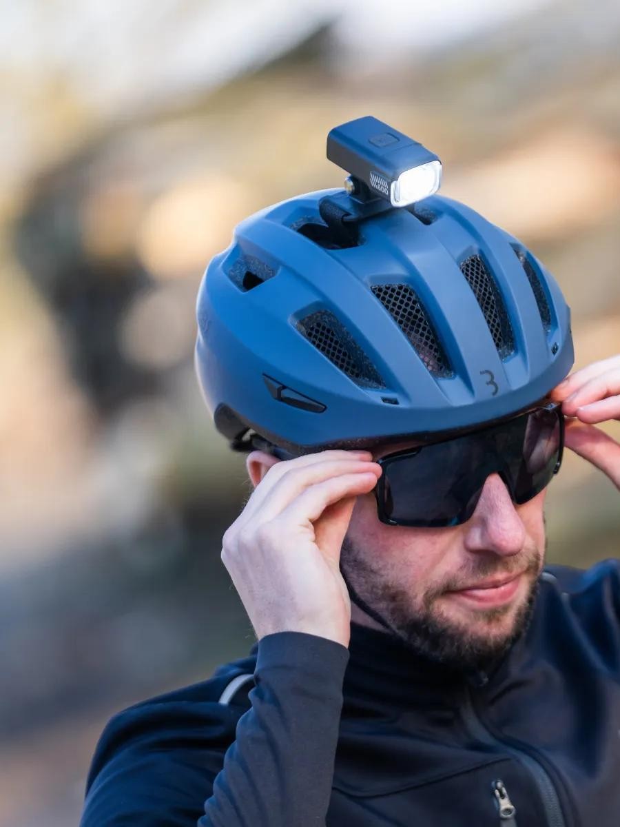 Éclairage BBB AdventureStrike 600 monté sur un casque vélo