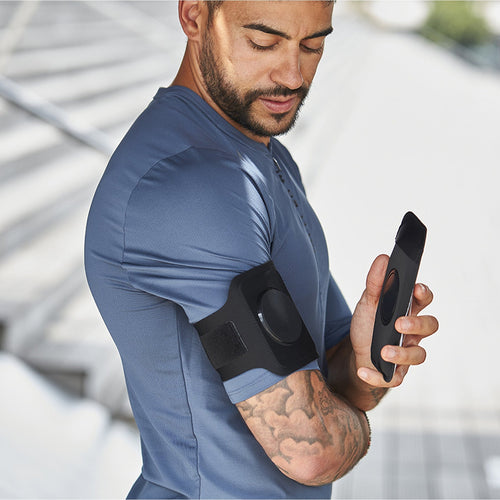 Brassard magnétique Shapeheart porté au bras avec pochette smartphone détachable