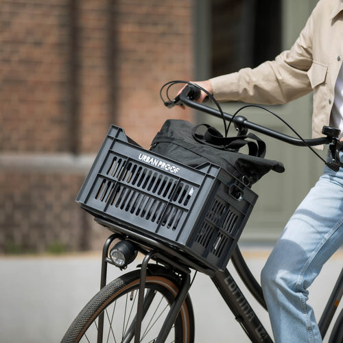 Caisse vélo Urban Proof 30L gris cendré portée à vélo en ville