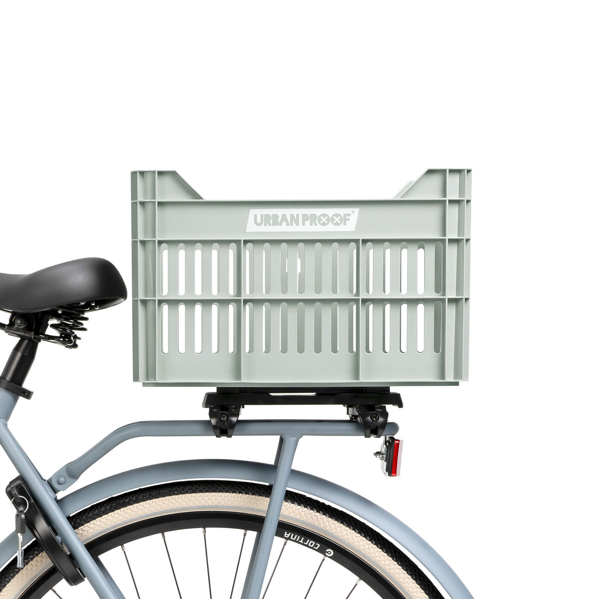 Caisse vélo Urban Proof menthe 30L montée à l'arrière d'un vélo urbain