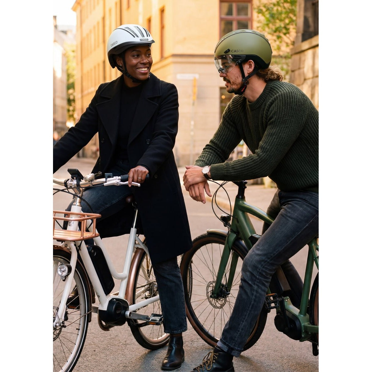 Casque Casco Roadster Gris Glacier porté en ville
