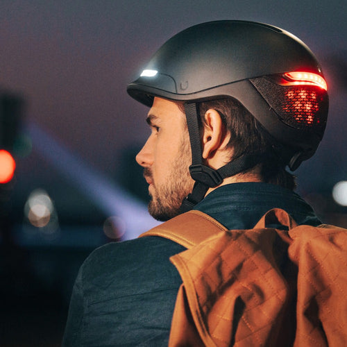 Casque connecté Unit 1 FARO Mips porté de nuit en ville, feu arrière allumé