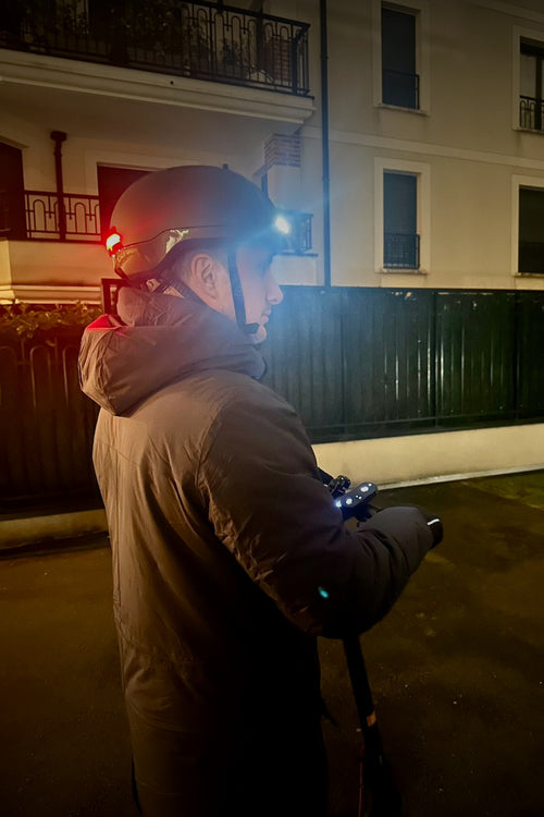 Casque vélo lumineux Baltee H01 porté en ville de nuit, feux allumés