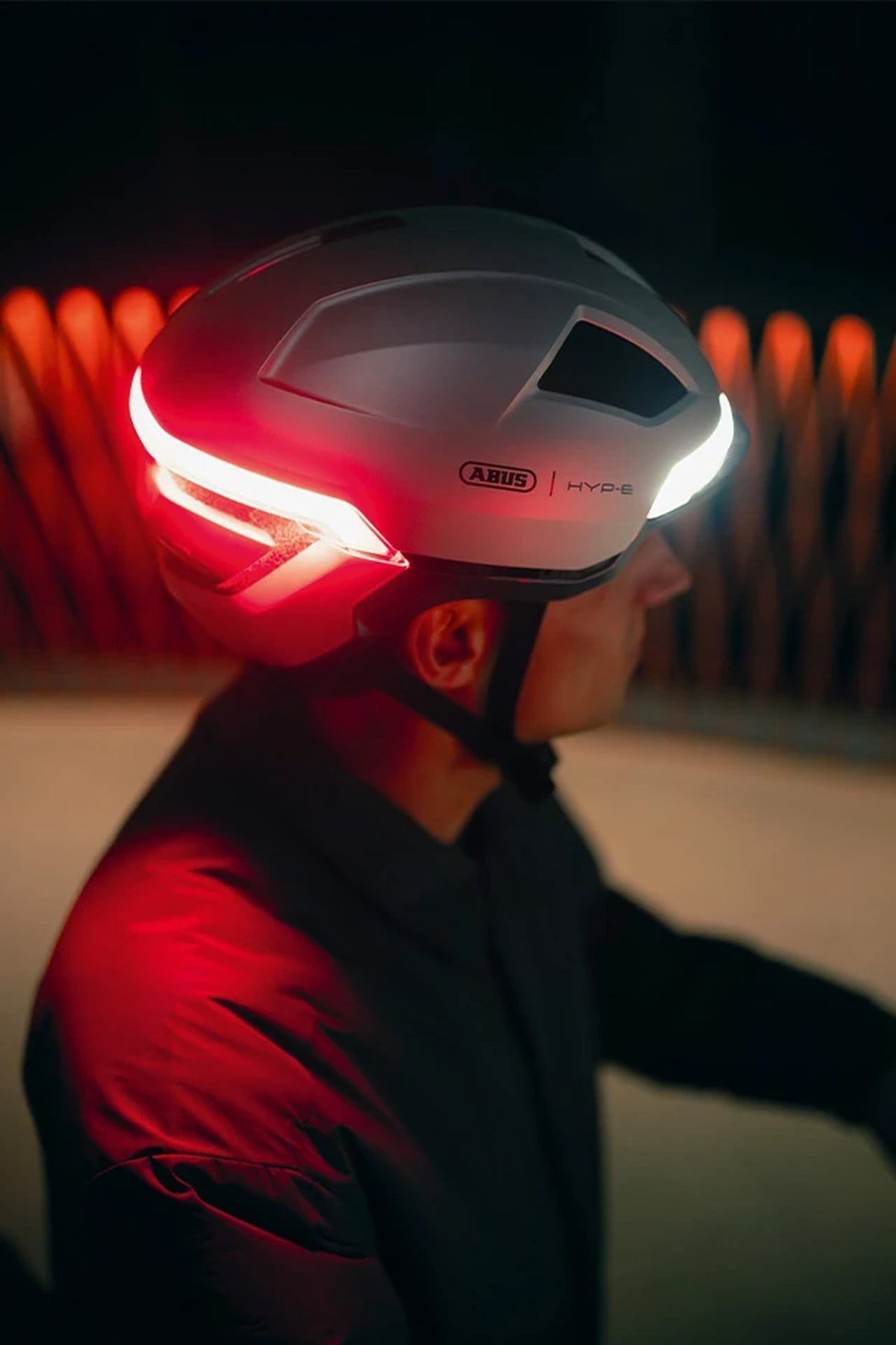 Casque vélo Abus HYP-E en action, certifié norme NTA 8776 pour VAE