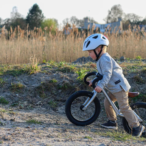 Casque vélo enfant BBB Sonar porté sur une draisienne