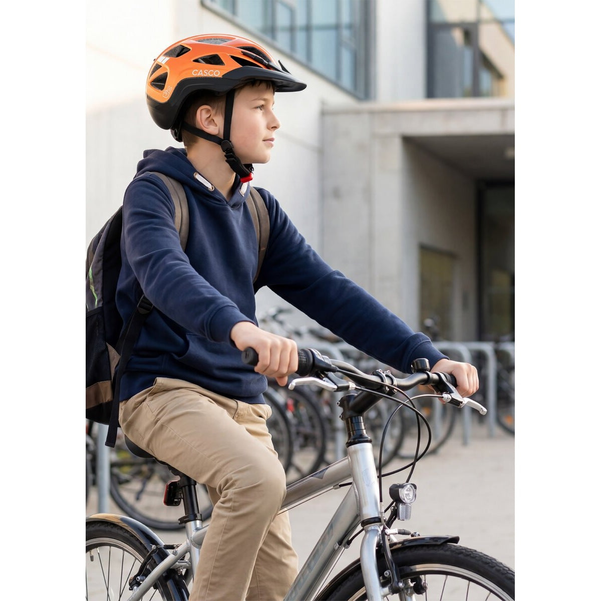 Casque Casco Activ NextGen Orange Cuivré porté par un collégien