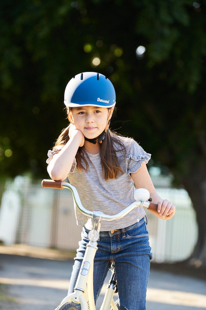 Casque vélo enfant vintage Thousand bleu fille de face