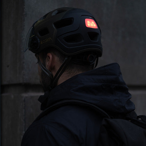 Casque vélo urbain Cairn Quartz Visor porté, éclairage LED arrière allumé