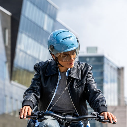Casque Kask Urban R porté à vélo en ville