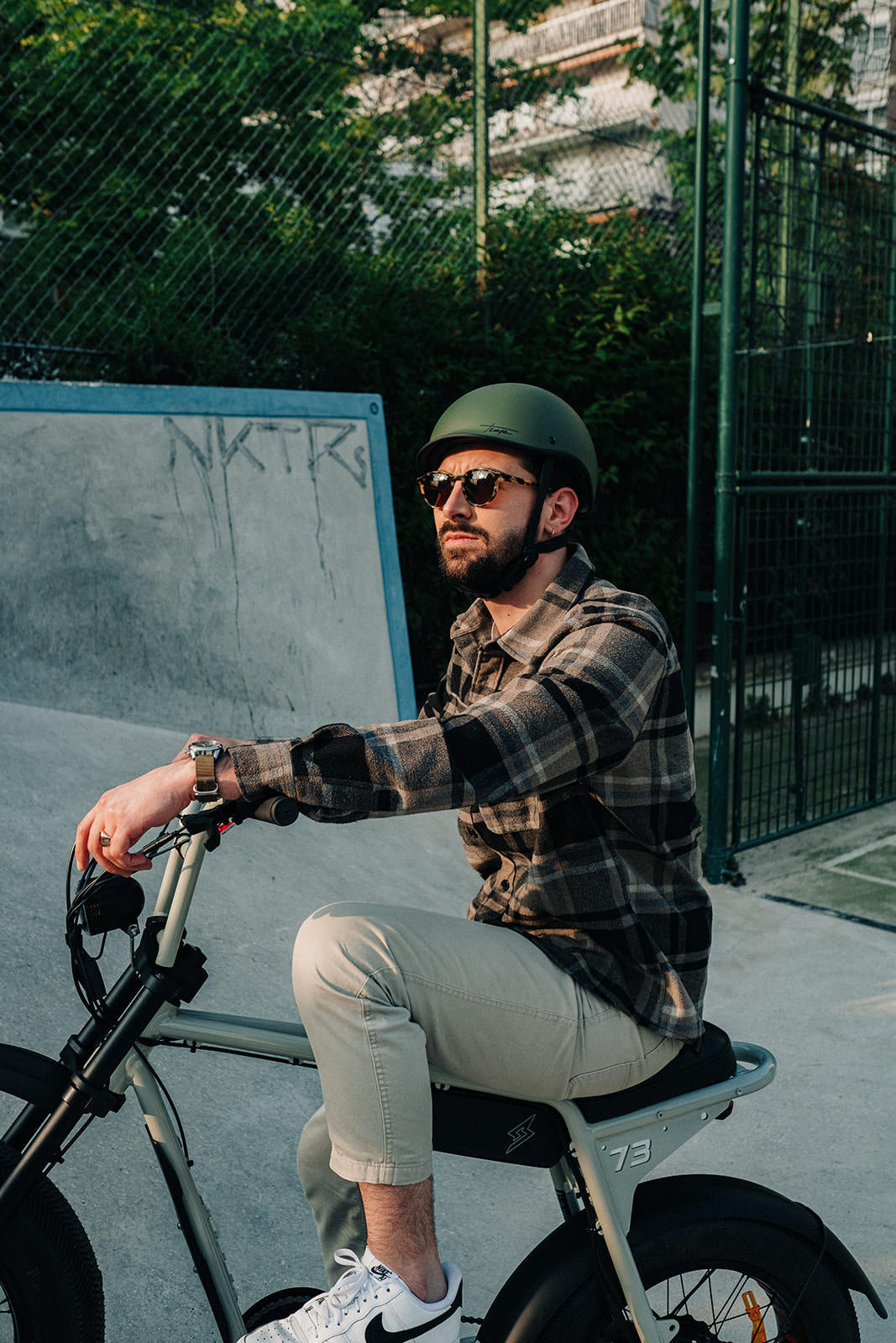 Cycliste urbain sur son velo en ville en fin de journee