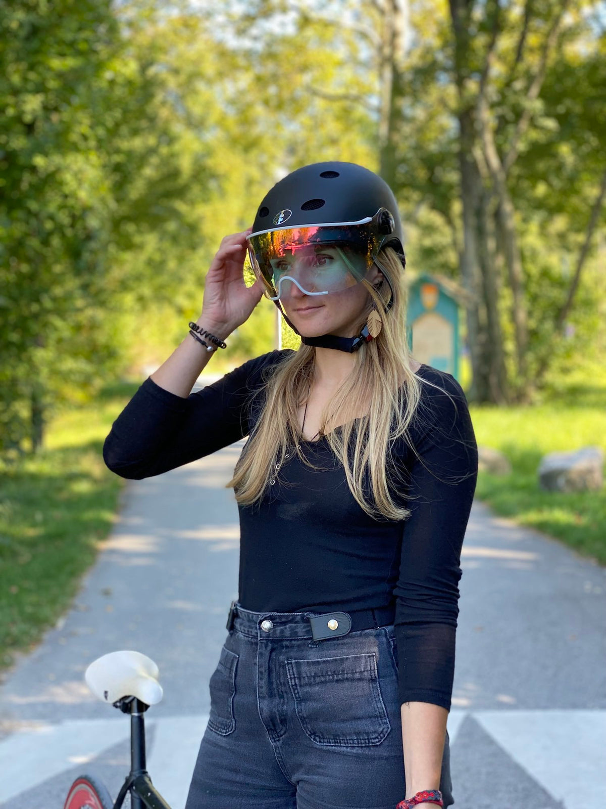 Cycliste urbaine portant le casque Diezz Vélo City avec visière fumée en ville