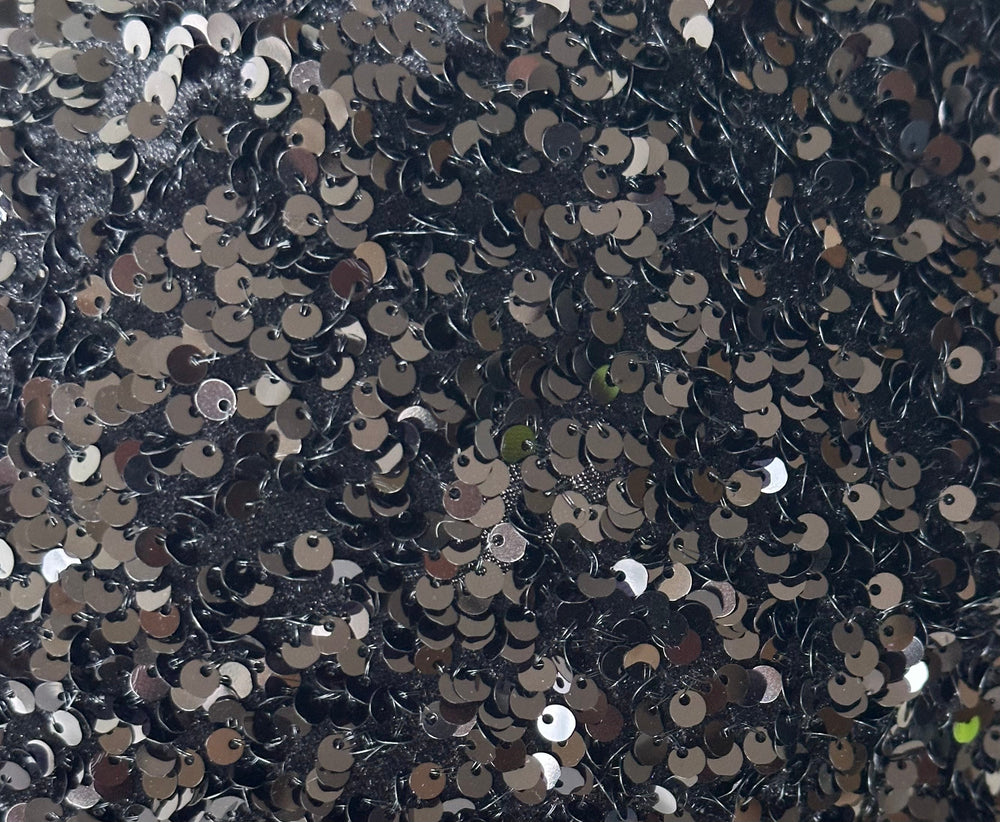 Gros plan des paillettes Big Sequins Noir Helmut