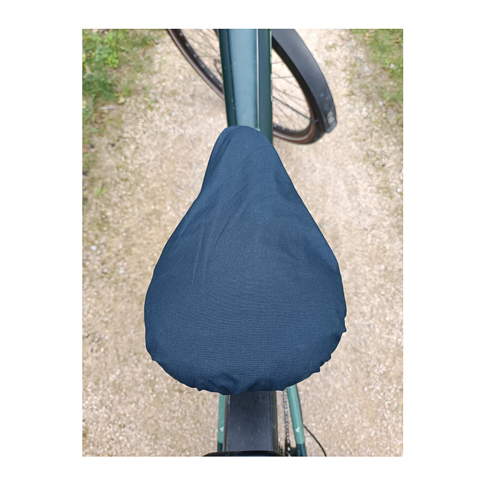 Couvre-Selle Suzon et Suzette Bicolore - Éléonore – Bleu Marine / Tétris – face bleu marine montee sur la selle