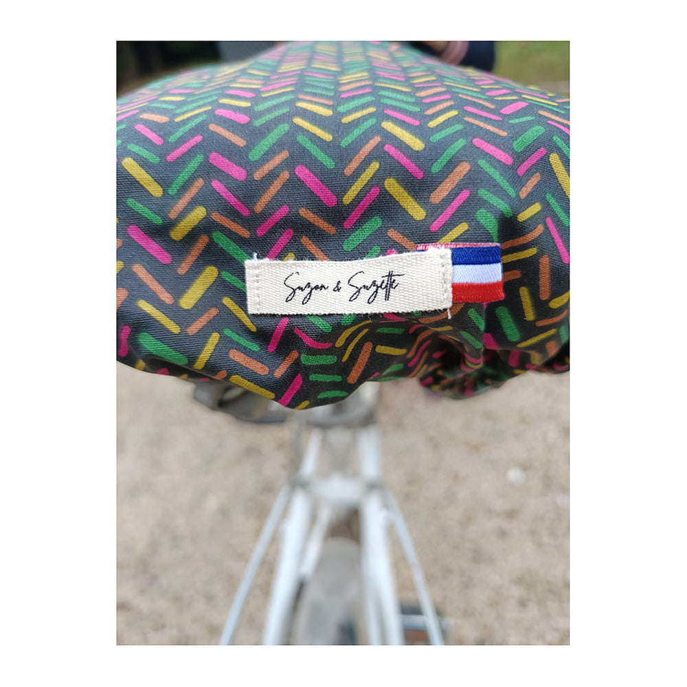 Couvre-Selle Suzon et Suzette Bicolore - Éléonore – Bleu Marine / Tétris – vue rapprochee du motif tetris