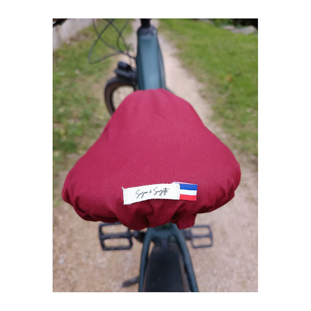 Couvre-Selle Suzon et Suzette Bicolore - Éléonore – Bordeaux / Safari – face bordeaux montee sur la selle