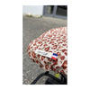 Couvre-Selle Suzon et Suzette Bicolore - Éléonore – Bordeaux / Safari – vue rapprochee du motif safari