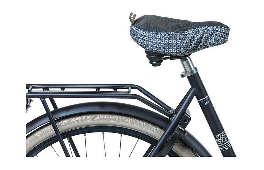 Couvre-selle Basil Boheme installe sur un velo de ville
