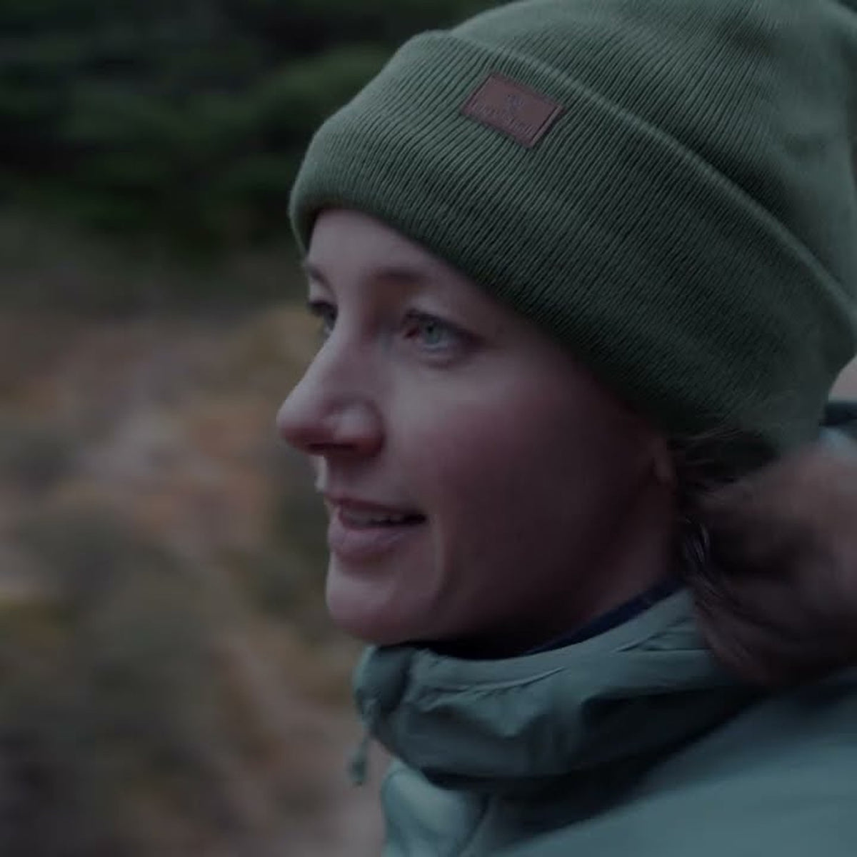 Bonnet imperméable DexShell porté sous un ciel de pluie