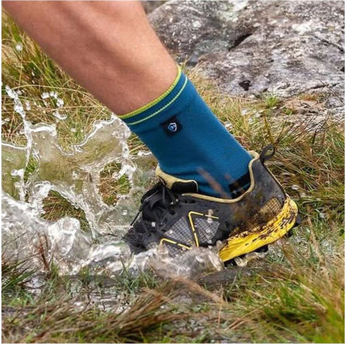 Chaussette imperméable DexShell Running Lite 2.0 dans une flaque
