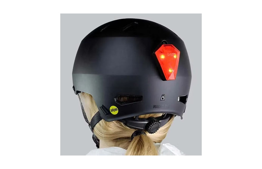 Eclairage Bern Diamond monte sur un casque de velo