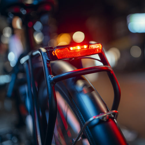 Éclairage arrière AXA Juno sur porte-bagage de vélo, de nuit