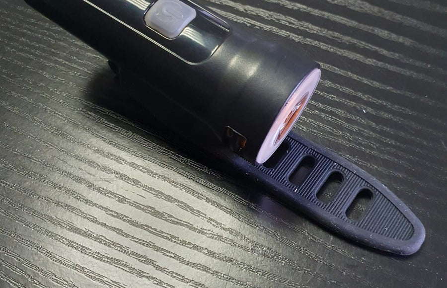 Éclairage avant Urban Proof 320 lm et sa fixation silicone