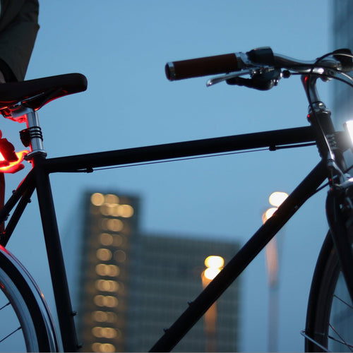 Éclairages magnétiques Shapeheart avant et arrière sur un vélo en ville au crépuscule