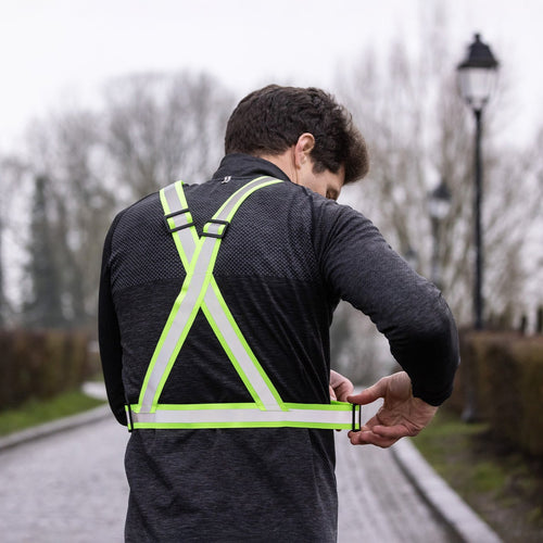 Gilet-bande réfléchissant WOWOW Cross Belt porté sur un sweat