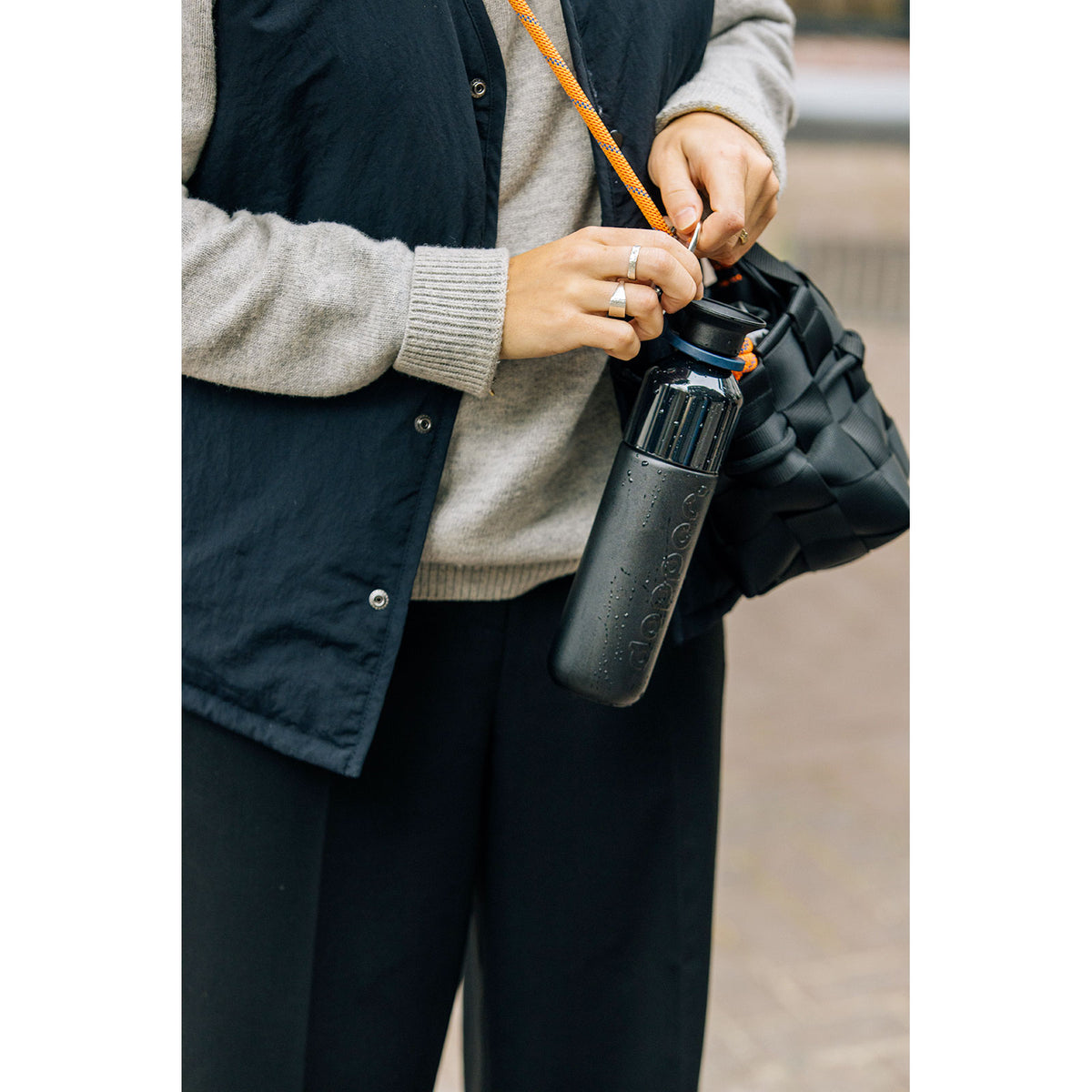 Gourde isotherme Dopper Insulated portée en bandoulière en ville