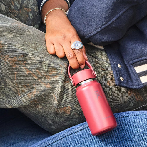 Gourde isotherme Hydro Flask Standard Mouth Flex Cap rose portée à la main
