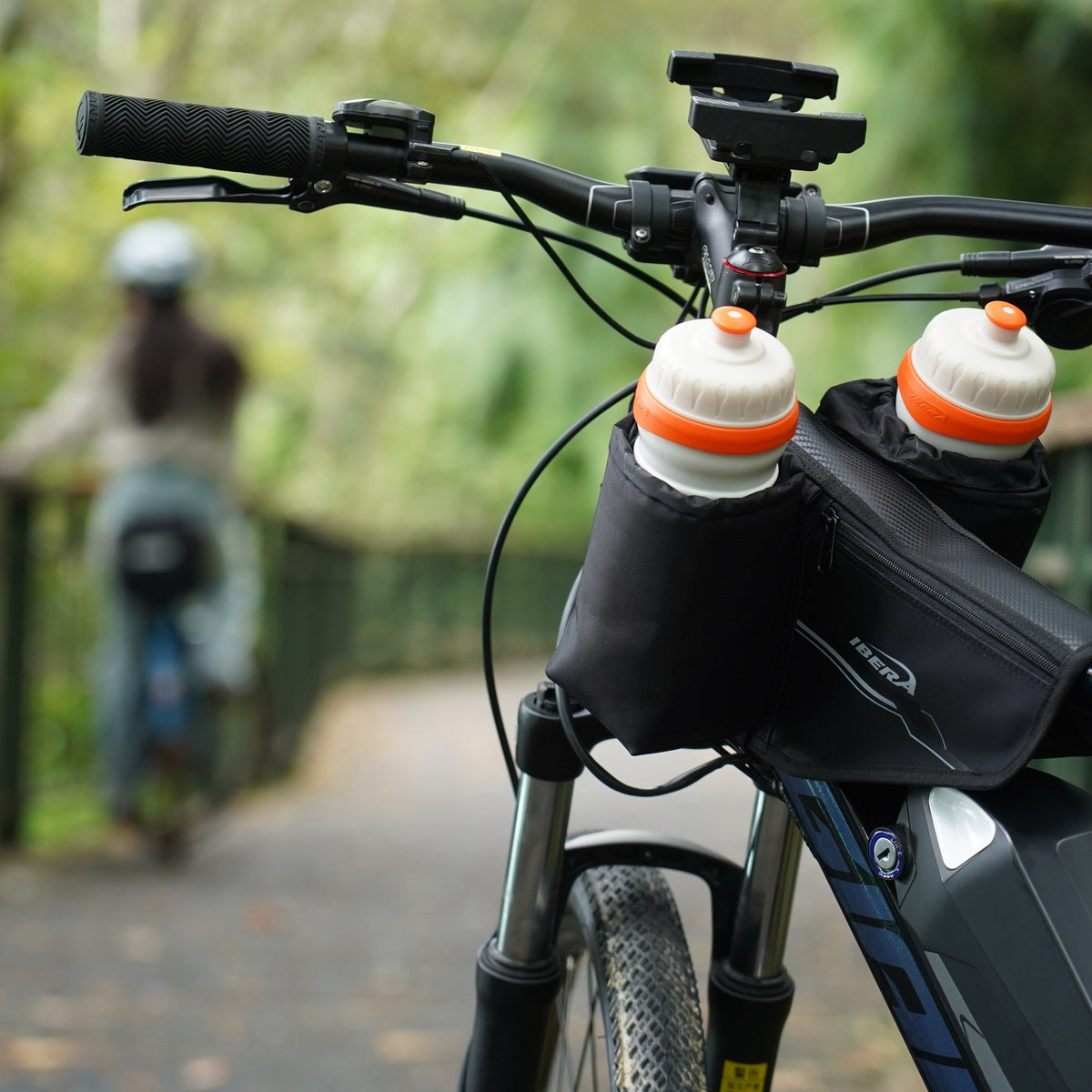 Sacoche de cadre Ibera avec porte-bidons sur un vélo électrique