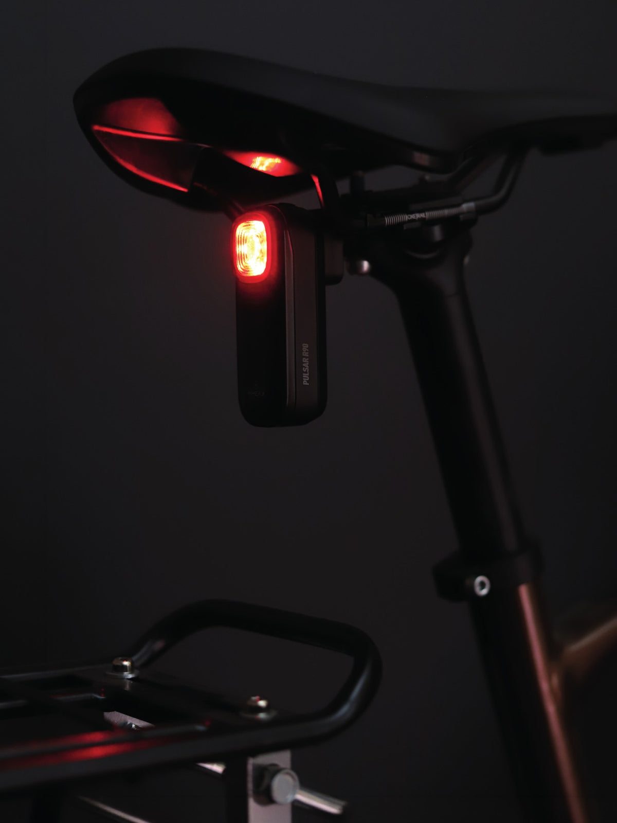 Feu arrière radar KHEAX Pulsar R90 fixé sous la selle d'un vélo