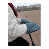 Manchons trottinette Suzon & Suzette - Paulette – Vert Ethnique – la main glissée dans le manchon