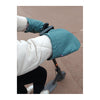 Manchons trottinette Suzon & Suzette - Paulette – Vert Thym – gros plan sur le manchon en place