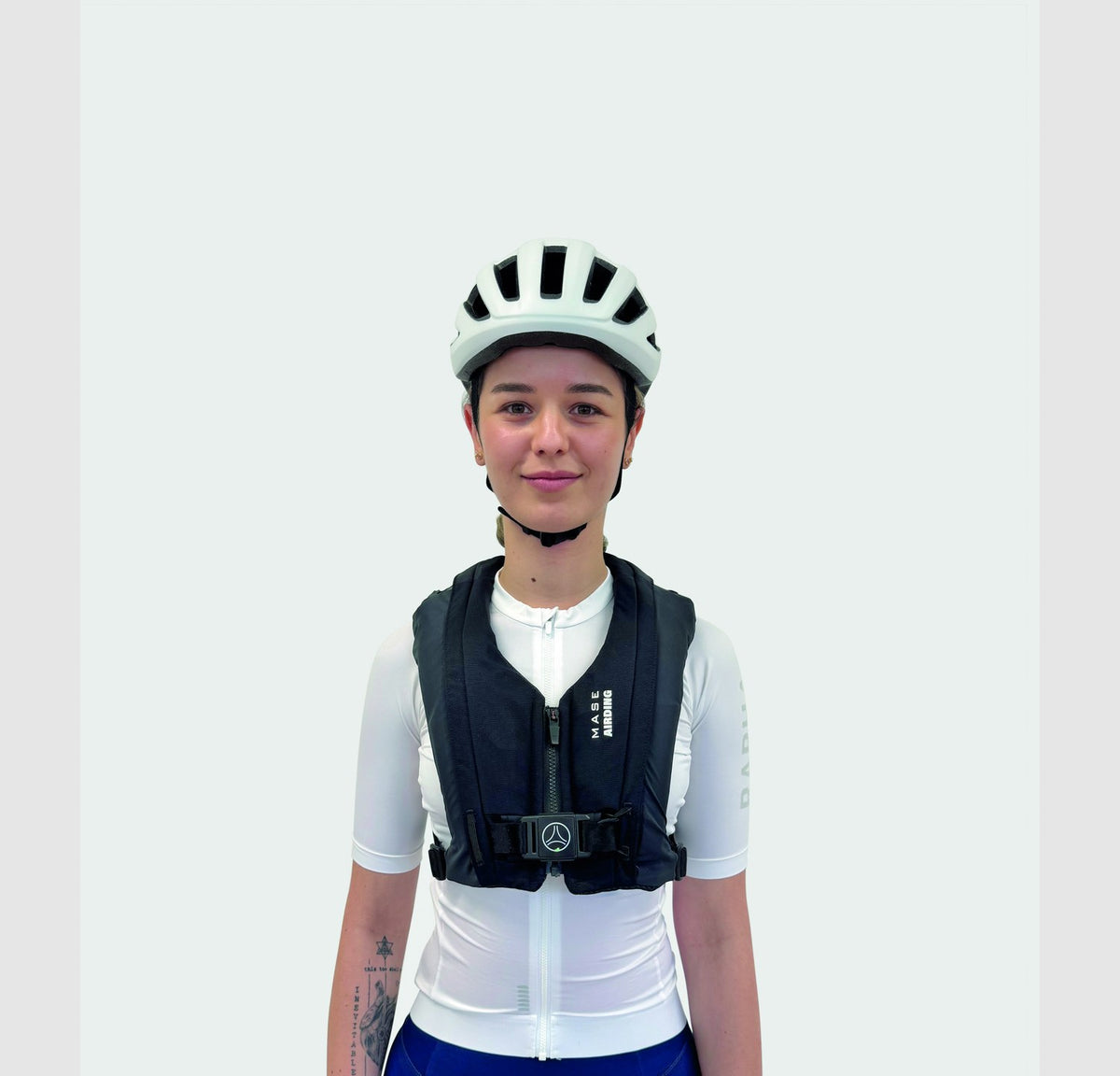 Cycliste portant le gilet airbag MASE Airding Compact AirRide avec casque