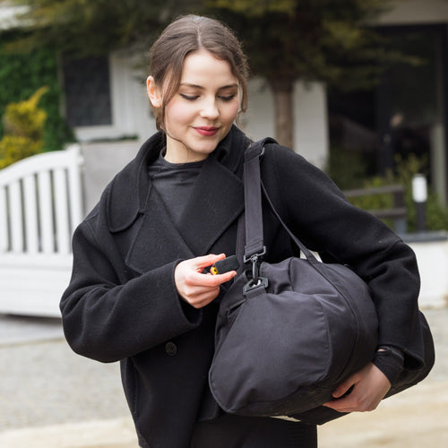 Mini traceur GPS Invoxia porté dans un sac