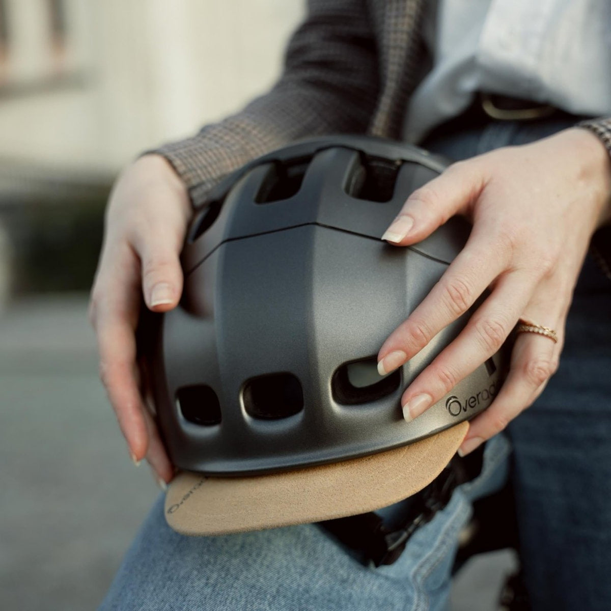 Casque pliable Overade Plixi replié dans les mains