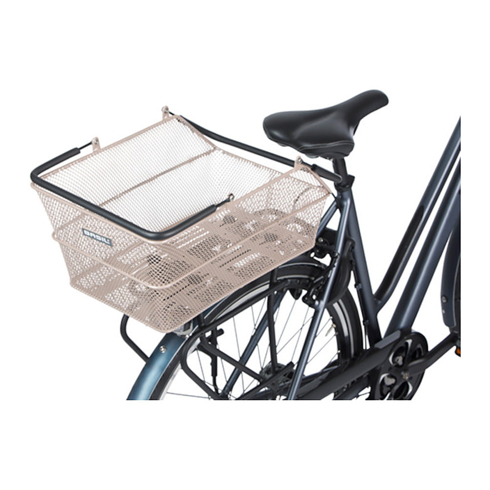 Panier arrière vélo Basil Cento MIK 21 L coloris Nude Metallic – detail du montage sur le porte-bagages