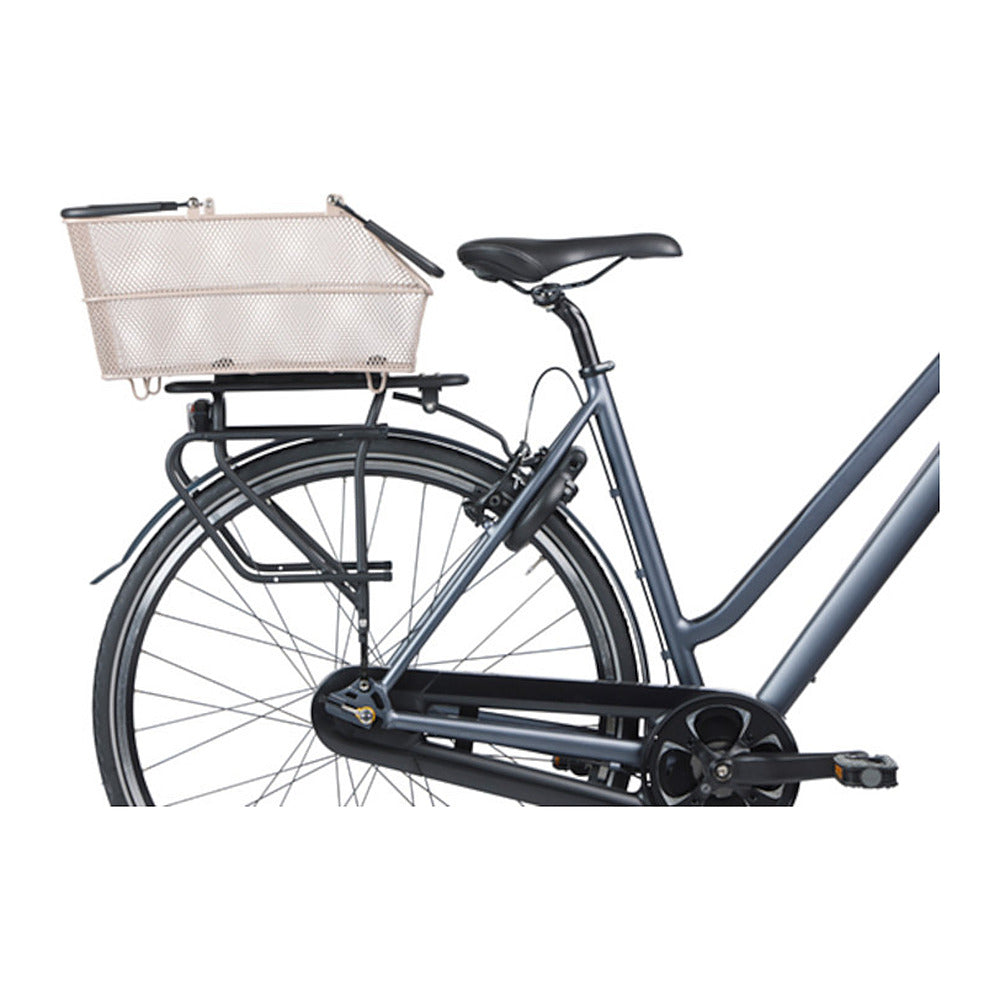 Panier arrière vélo Basil Cento MIK 21 L coloris Nude Metallic – monte sur un velo de ville