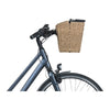 Panier avant vélo Basil Bremen Rattan Look KF 27 L coloris Seagrass – vue rapprochee sur le guidon