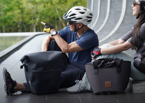Panier sac de courses Ibera Shopping MIK gris posé au sol par des cyclistes