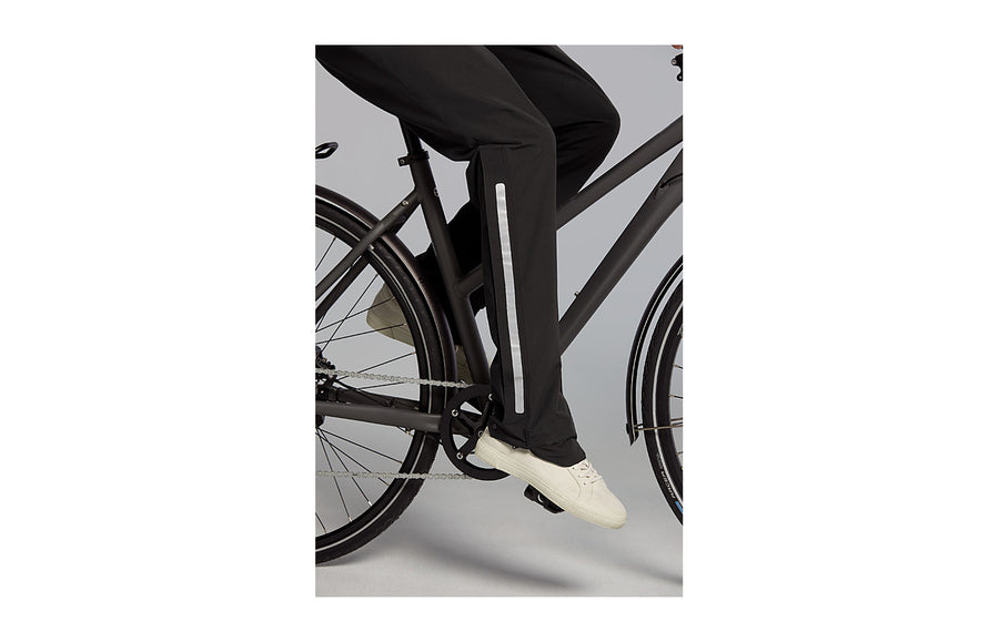 Pantalon de pluie Basil Mosse femme en action a velo