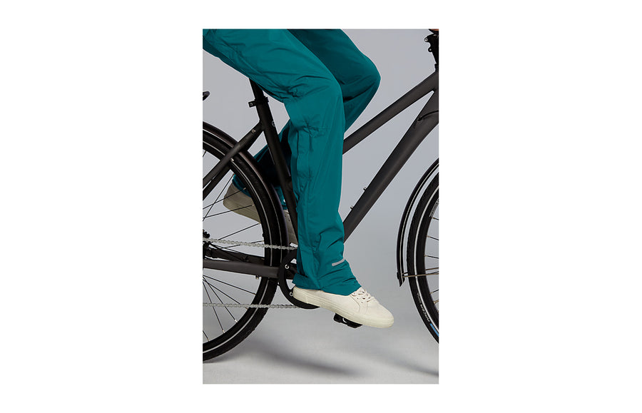 Pantalon de pluie Basil Skane femme vert en pedalant