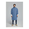 Poncho de pluie vélo Basil Hoga coloris Bleu Horizon – porte par un cycliste