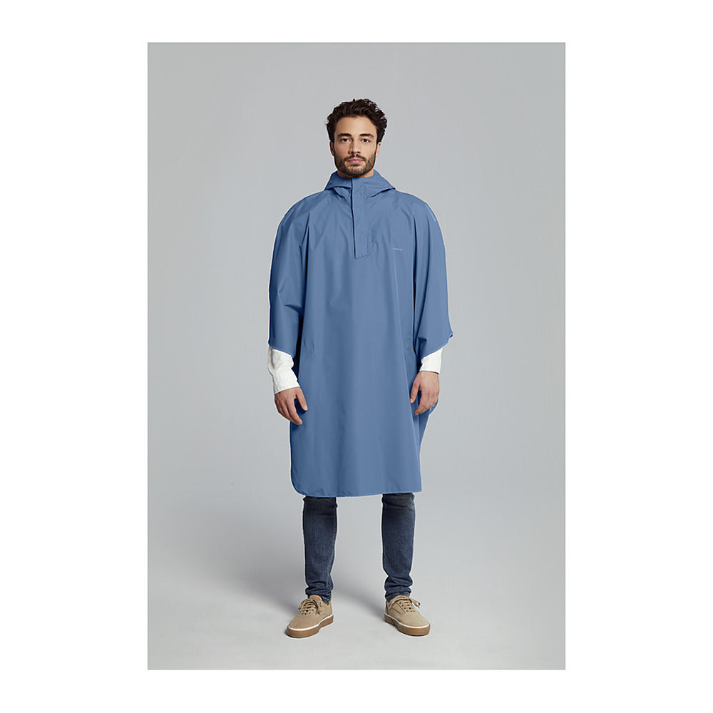 Poncho de pluie vélo Basil Hoga coloris Bleu Horizon – porte par un cycliste